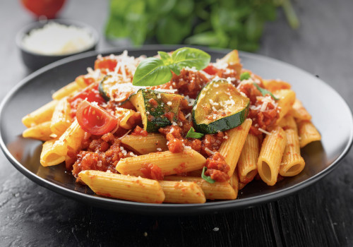 Pasta al sugo con zucchine e Roccolo